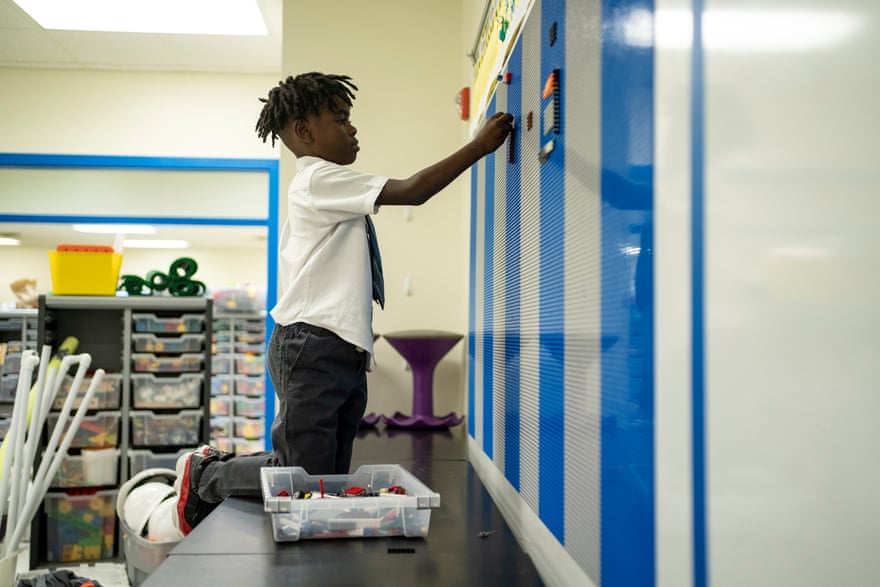 Wesley heeft interactie met de leggo-muur op Solar Prep School for Boys.