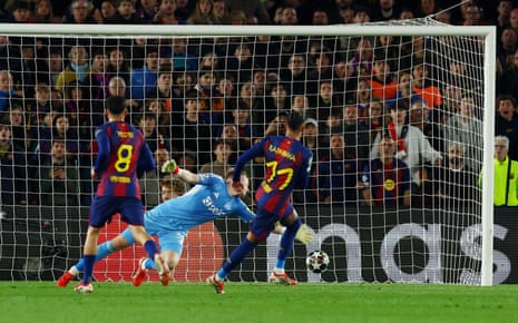 राफिन्हा ने बार्सा के लिए सातवां गोल किया।
