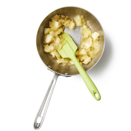 Put chopped apples in a saucepan with a tablespoon of cold tbsp water, the cinnamon and the soft brown sugar.