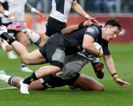 Henry Arundell dives over the line to score