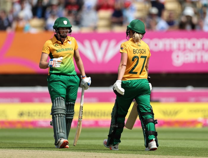South Africa sneak past Sri Lanka by 10 wickets.