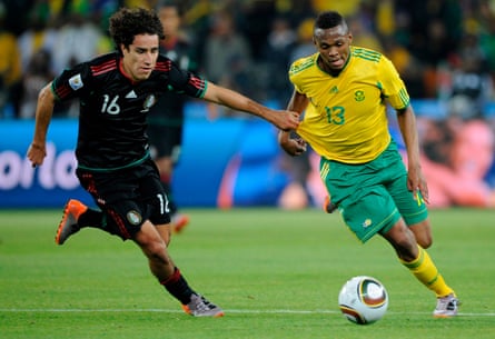 Kagisho Dikgacoi is tugged by Efraín Juárez