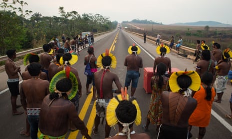 The indigenous people blocked the highway in protest of the lack of health resources to face Covid19, against the lack of dialogue by the federal government in the concession processes for the private initiative of the BR-163 highway and for the end of illegal mining and deforestation.