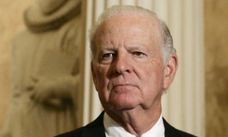 James Baker, former US secretary of state, has revealed in his biography that he will continue to support Donald Trump.