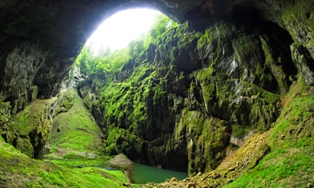 Bentang alam karst di utara Brno memiliki gua-gua yang spektakuler.