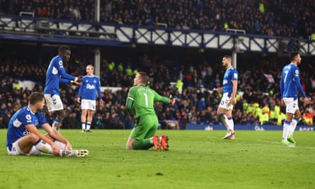 Jordan Pickford et Idrissa Gueye se disputent après le quatrième but de Brighton contre Everton mardi.