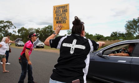 Pro-Adani supporters as environment activists arrive by convoy in Clermont, Queensland