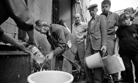 Les habitants de Sarajevo puisent de l'eau à une borne-fontaine pendant le siège de 47 mois entre le printemps 1992 et février 1996. Plus de 10 600 personnes ont été tuées et 56 000 autres blessées ou mutilées.