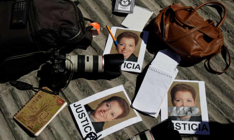 Cameras and notebooks at a protest about the murder of Miroslava Breach.