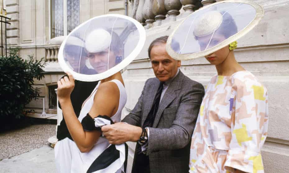Pierre Cardin and models pose in Paris in 1985. 