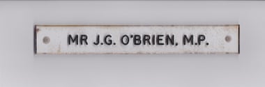 Une plaque nominative pour M. JG O'Brien MP