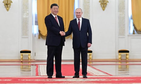 Russian President Vladimir Putin and Chinese President Xi Jinping attend a welcome ceremony at the Kremlin.