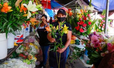 A flower vendor prepares bouquets for Mother’s Day.