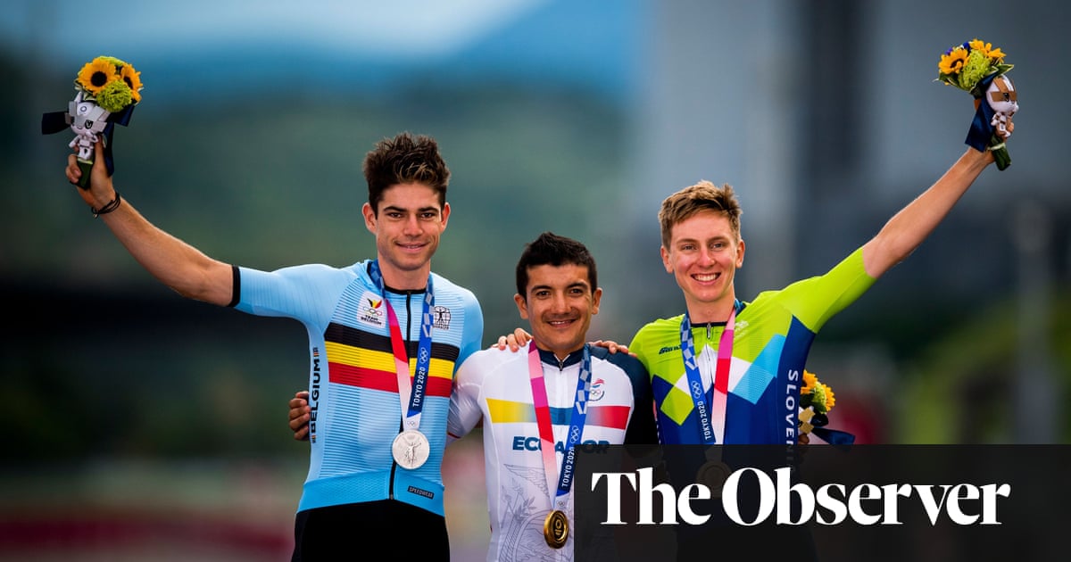 Richard Carapaz conquers men’s road race after Geraint Thomas crashes out