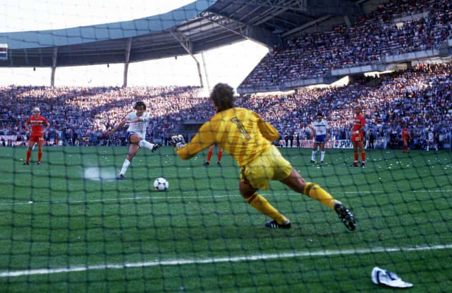 Michael Platini a marqué pour la France lors de l'Euro 1984 contre la Belgique.