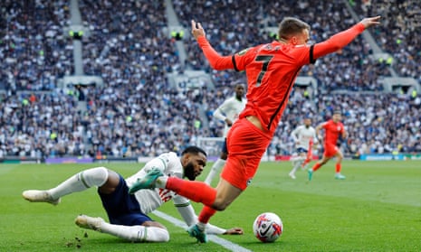 Japhet Tanganga pakt de Solly March van Brighton aan op deze geweldige foto van onze plaatselijke voetballer.