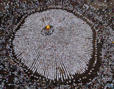 Wari, (1st place single winner)This aerial image captures a moment from the Wari, the renowned pilgrimage that takes place every year in Maharashtra,India. Thousands of Warkaris (devotees) are seen gathered in a perfectly circular formation, all dressed predominantly inwhite traditional attire. At the center lies a sacred palanquin—a ‘palkhi—often carrying the symbolic representation of SantTukaram or Sant Dnyaneshwar. The symmetry and discipline of the gathering reflects deep devotion, unity , and the centuries-old tradition of the Wari, which celebrates collective faith, equality , and spiritual harmony . The vibrant yet orderly scene is atestament to Maharashtra’s rich cultural and religious heritage.