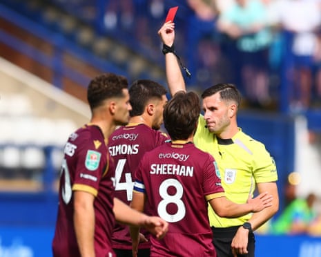 Ο Xavier Simons της Bolton Wanderers επιτέθηκε στον Harry Gray της Sheffield Wednesday και αποβάλλεται από τον διαιτητή Elliot Bell.
