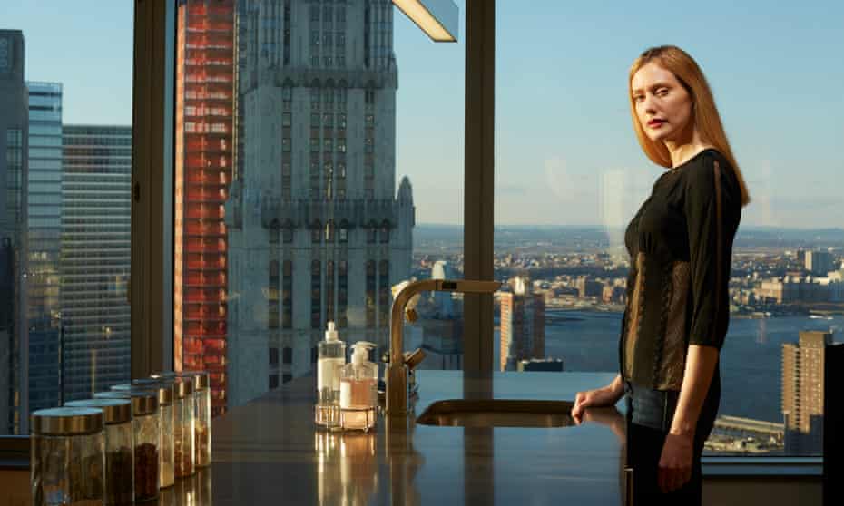 Traci Ann Wolfe w zaprojektowanym przez Franka Gehry ' ego 8 Spruce Street w Nowym Jorku.