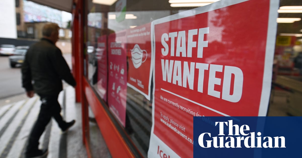UK employers expecting to award pay rises of 3% this year, survey shows