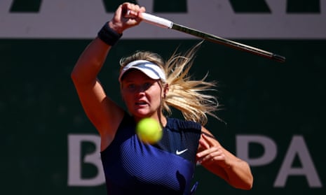 Peyton Stearns plays a forehand against Jelena Ostapenko