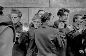 La policía de seguridad húngaras se enfrentan a sus captores, después de protestar su inocencia