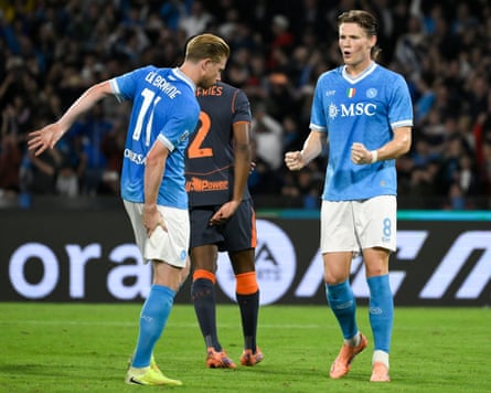 Kevin De Bruyne grabs his hamstring while Scott McTominay celebrates the former’s penalty during the Serie A match between Napoli and Inter