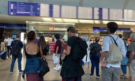 Passagiere in der Halle des Kölner Bahnhofs