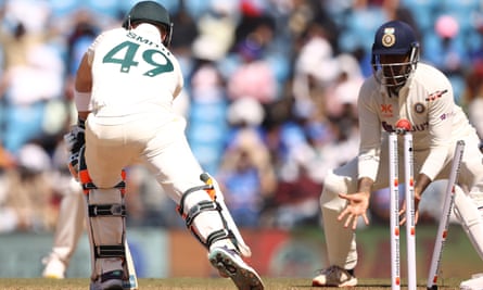 Steve Smith est joué par Ravindra Jadeja de l'Inde au cours de la première journée du premier match test de la série entre l'Inde et l'Australie au Vidarbha Cricket Association Ground