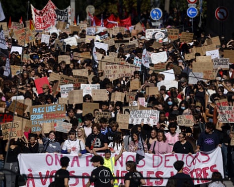 French students stage nationwide protests over school conditions