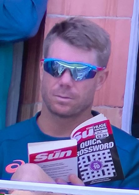 David Warner dengan Sun Quick Crossword Book 10
