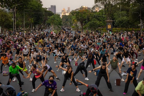 The mass aerobics session in Lumphini Park