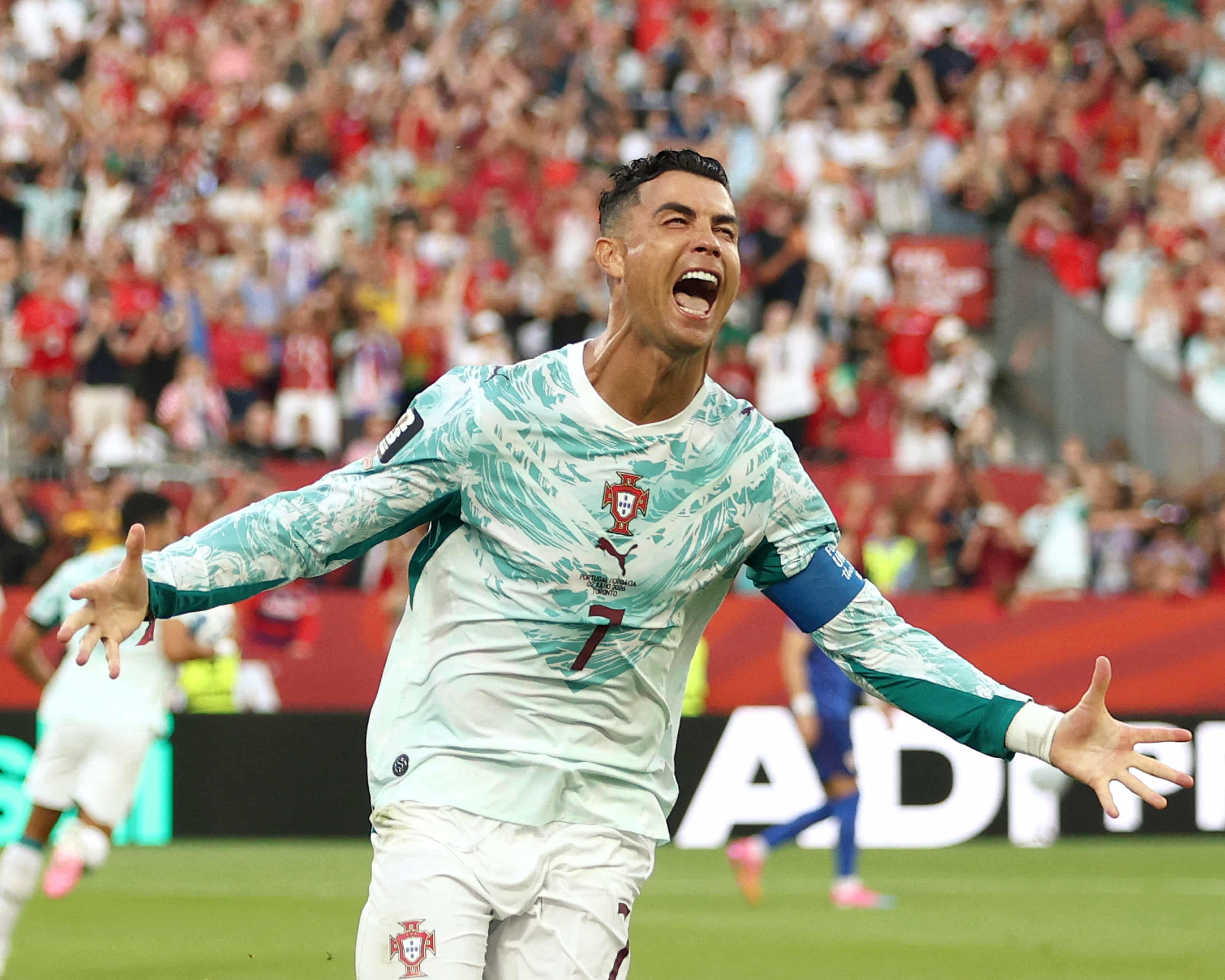 Former England manager criticises FIFA over controversial decision involving Ronaldo 4 1880