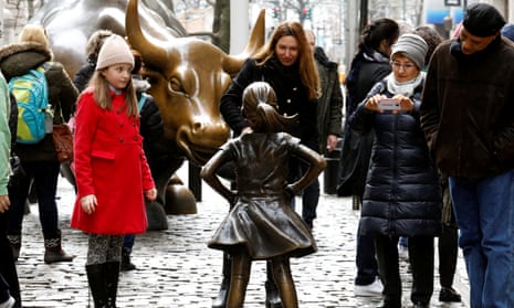 As part of a campaign to push Wall Street firms to place more women on their boards, the U.S. fund manager State Street on Tuesday installed a statue of girl opposite the famous Charging Bull.