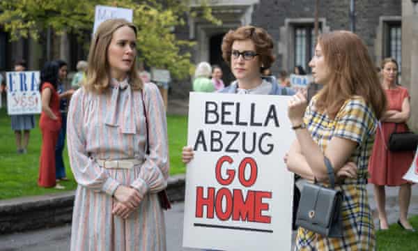Une scène de Mrs America avec, de gauche à droite : Sarah Paulson, Melanie Lynskey, Kayli Carter