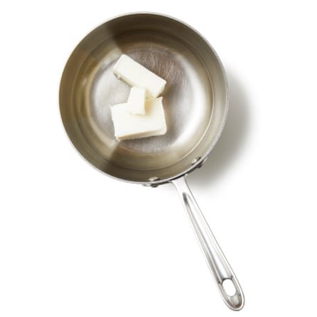 Mettez le saindoux dans une casserole moyenne avec 300 ml d'eau et portez à ébullition, à quel point le saindoux devrait avoir fondu.