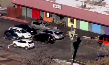 Club Q después de que un hombre armado abrió fuego dentro del club nocturno LGBTQ en un ataque mortal en Colorado Springs