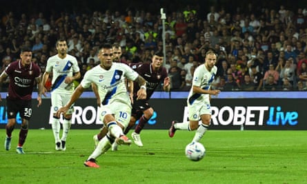 Internazionale’s Lautaro Martínez converts a penalty against Salernitana.