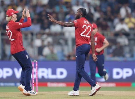Jofra Archer celebrates the wicket
