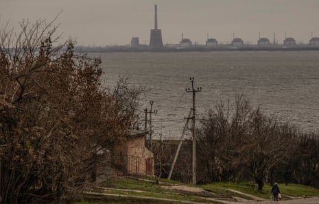 La central nuclear de Zaporizhzhia, controlada por Rusia, vista desde Nikopol.