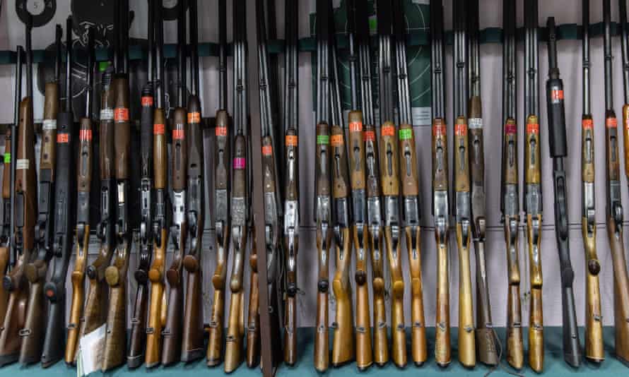 Armas à venda em uma loja de Kiev.