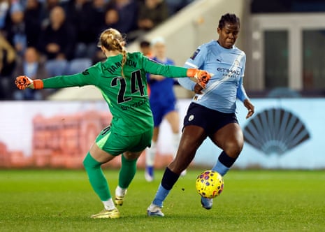 Manchester City's Khadija Shaw rounds Chelsea’s keeper Hannah Hampton.