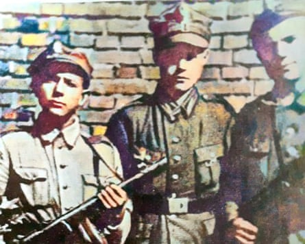 A picture from the 1940s of three young soldiers in uniform.