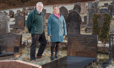 Campaigners Hefin Wyn (left) and Hayley Wood by the siblings’ grave.