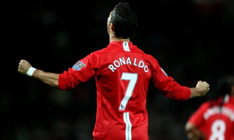 Cristiano Ronaldo reclaims Manchester United's No 7 shirt from