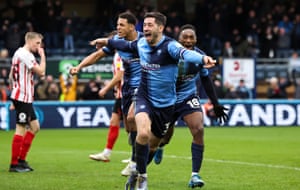 ウィコムワンダラーズのジョージェイコブソンは、遅いイコライザーを獲得した後に祝います。