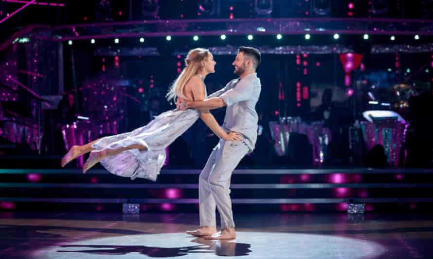 Rose Ayling-Ellis soulevée de ses pieds par Giovanni Pernice lors de la finale de Strictly Come Dancing 2021.