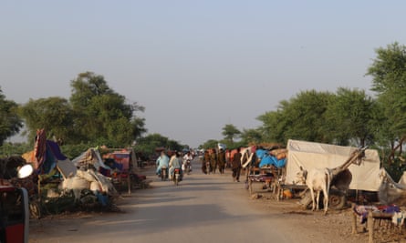 Temporary homes by the roadside in Jaffarabad.