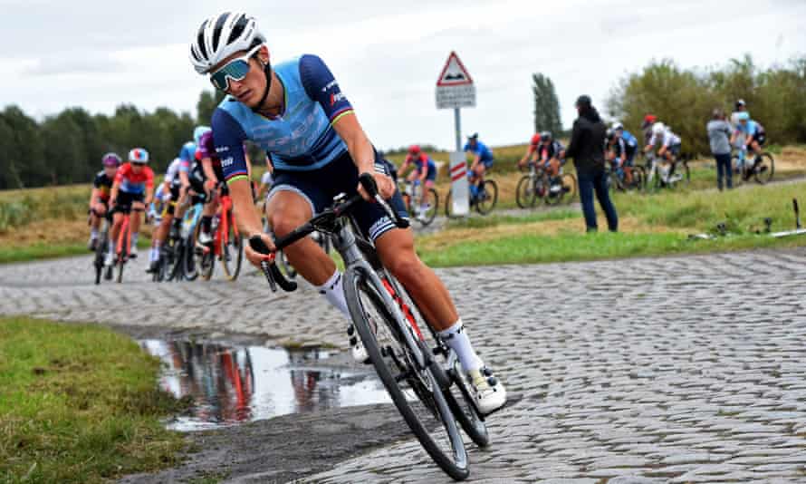 Lizzie Deignan balapan selama Tur Elite Wanita perdana dari acara bersepeda Paris-Roubaix
