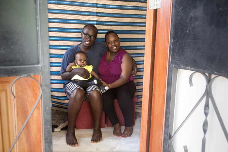 Albert Monyo, de 32 años, y su esposa Beatrice, de 31, con su hija Audrey de siete meses en su casa en la ciudad de Dar es Salaam, Tanzania.